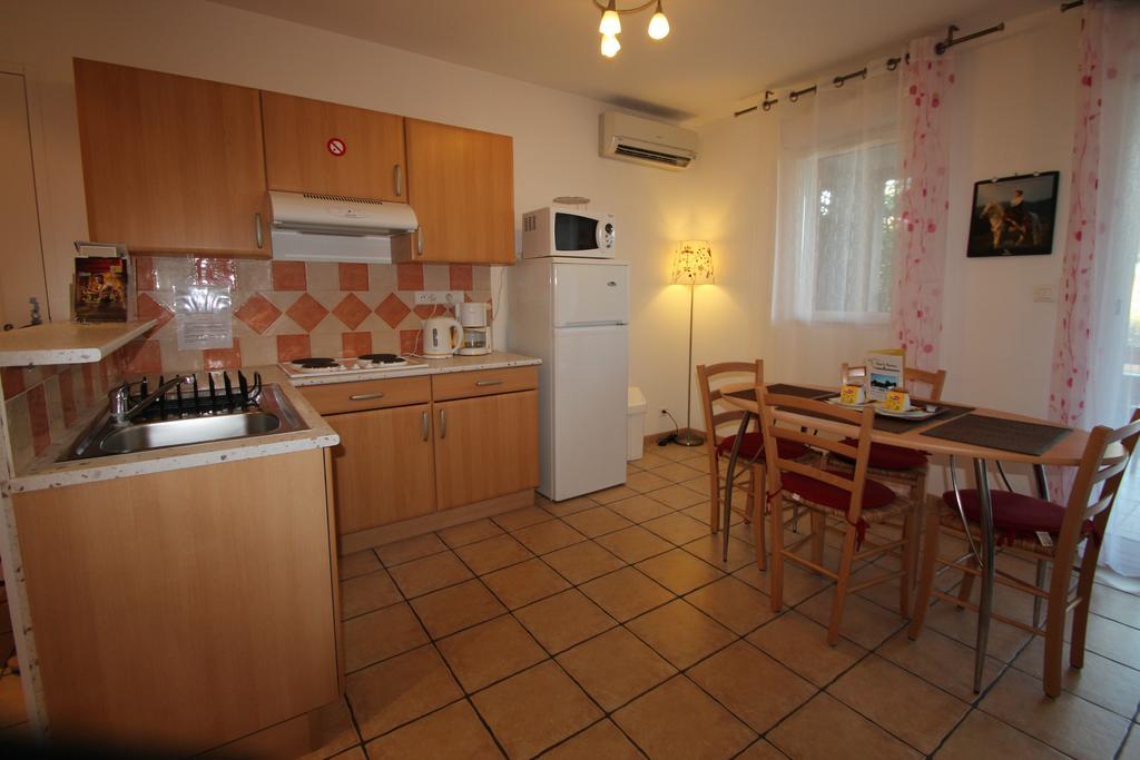 Hotel Et Residence De La Transhumance Saint-Martin-de-Crau Kamer foto